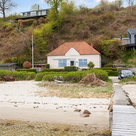 Exclusive Location At The Waters Edge 度假居