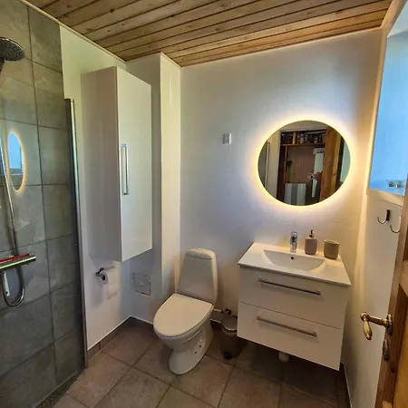 Exclusive Location At The Waters Edge 科灵