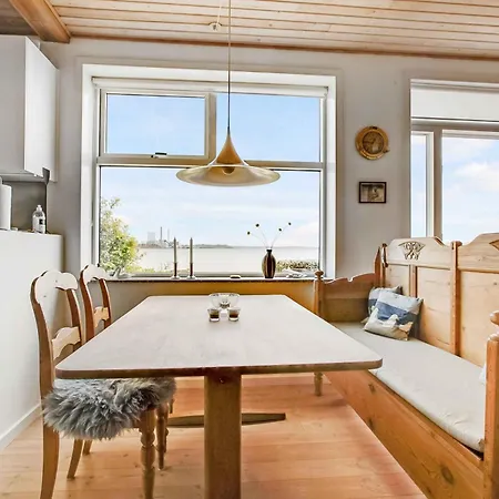 Exclusive Location At The Waters Edge 度假居