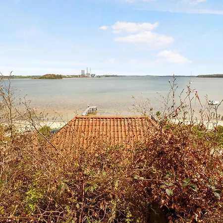 Exclusive Location At The Waters Edge
