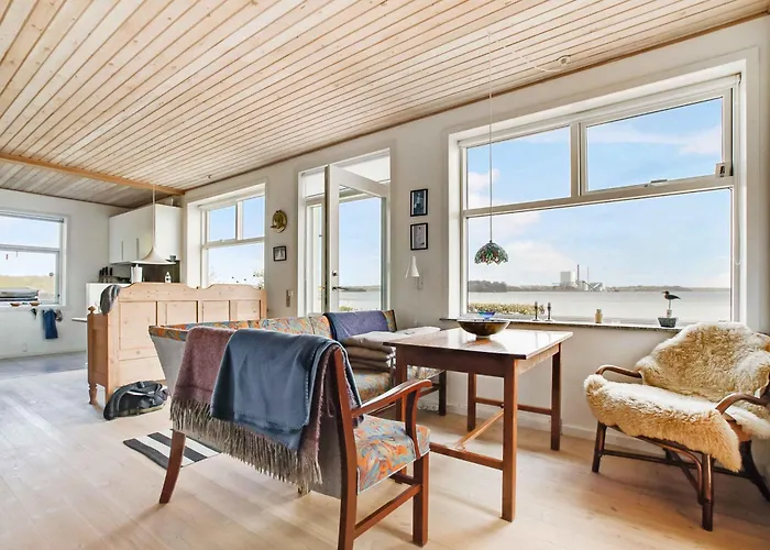 Exclusive Location At The Waters Edge